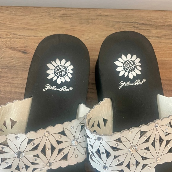 Yellowbox Sandals, T Strap, Black with White floral (rhinestones), 7.5 EUC - Picture 4 of 7
